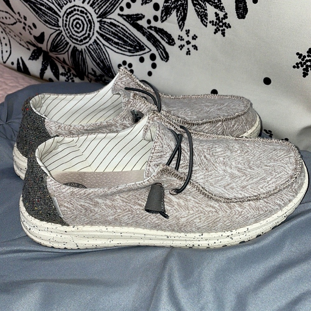 Hey Dude Wendy shoes, size 8, tan